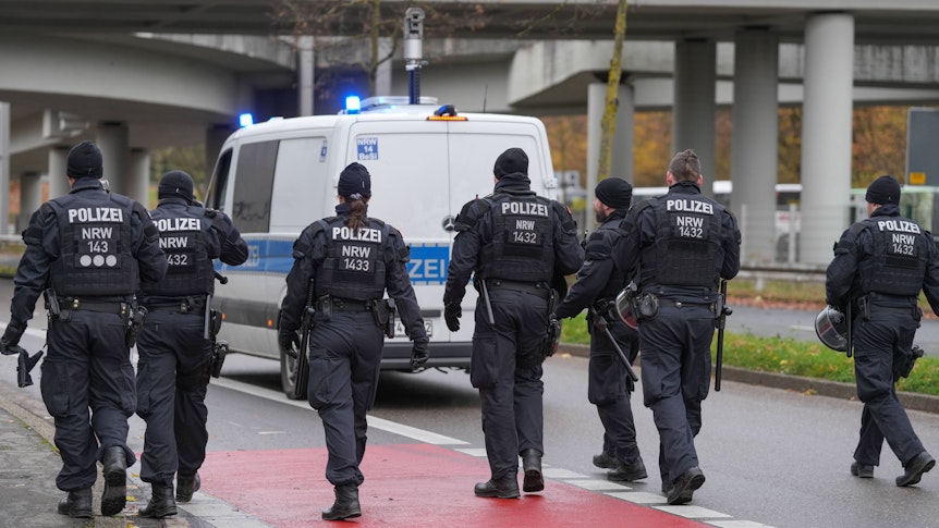 Polizei auf der Straße in Mönchengladbach.