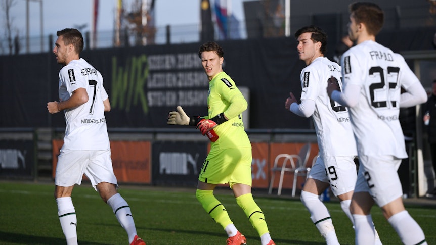 Spieler von Borussia Mönchengladbach laufen auf dem Platz ein.