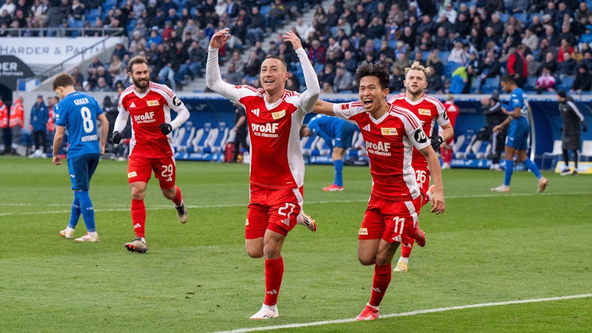 Spieler von Union Berlin bejubeln einen Treffer.