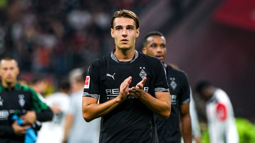 Florian Neuhaus klatscht nach einem Spiel von Borussia Mönchengladbach.