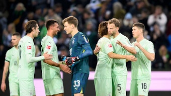 Schlussjubel bei Spielern von Borussia Mönchengladbach.