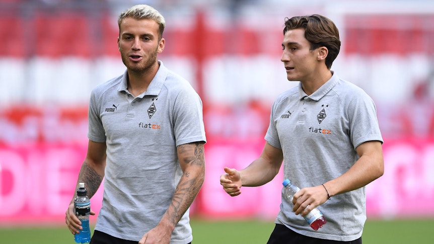 Jordan Beyer und Rocco Reitz im Fohlen-Trikot vor einem Spiel.