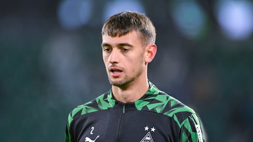 Borussia Mönchengladbachs Fabio Chiarodia läuft beim Bundesliga-Auswärtsspiel gegen den VfL Wolfsburg über den Platz und hat den Blick nach unten gerichtet.