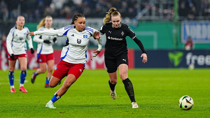 Borussia Mönchengladbachs Sam Drissen und Hamburgs Lisa Baum kämpfen im Viertelfinalspiel des DFB-Pokal um den Ball.