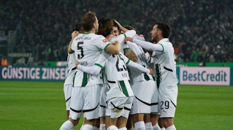Gladbach-Profis feiern ein Tor zusammen.