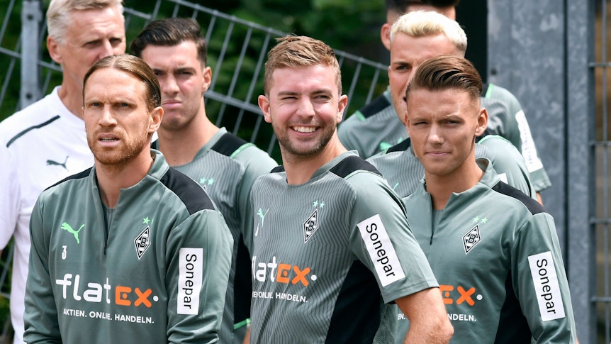 Die Gladbach-Profis Michael Lang, Christoph Kramer und Hannes Wolf stehen beim Testspiel gegen Viktoria Köln auf dem Platz und blicken in die Kamera.