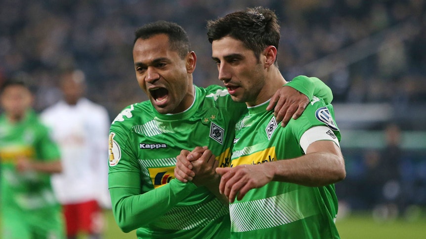 Die Gladbach-Profis Raffael und Lars Stindl jubeln im Viertelfinalspiel des DFB-Pokals beim Hamburger SV gemeinsam über Stindls Tor.