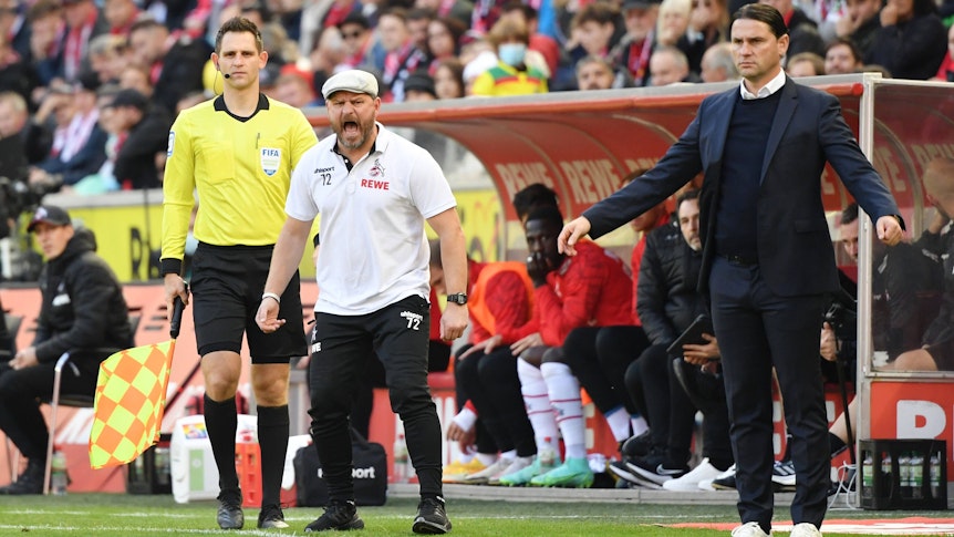 Steffen Baumgart im FC-Polo schreit laut, Seoane steht ruhig daneben.