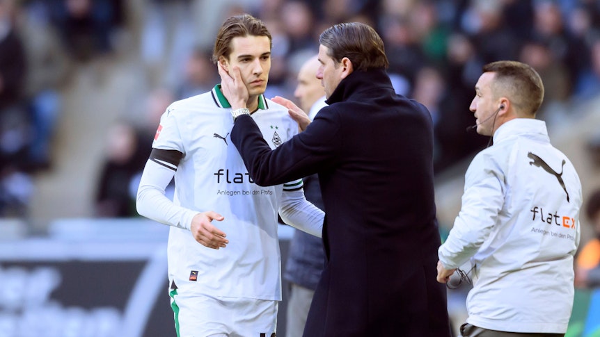 Gerardo Seoane tätschelt Florian Neuhaus bei einer Auswechslung.