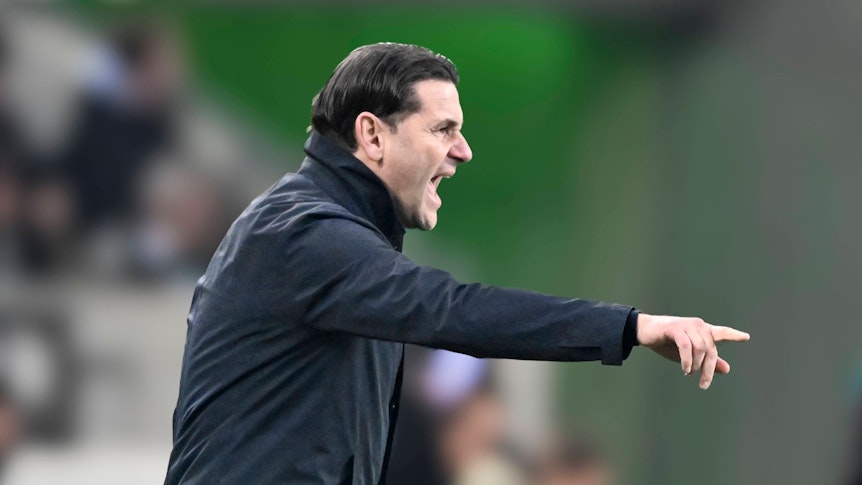 Borussia Mönchengladbachs Trainer Gerardo Seoane gestikuliert im Bundesliga-Heimspiel gegen Eintracht Frankfurt an der Seitenlinie.