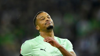 Alassane Plea gefrustet im Borussia-Trikot.