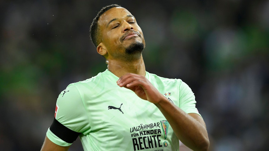 Alassane Plea gefrustet im Borussia-Trikot.