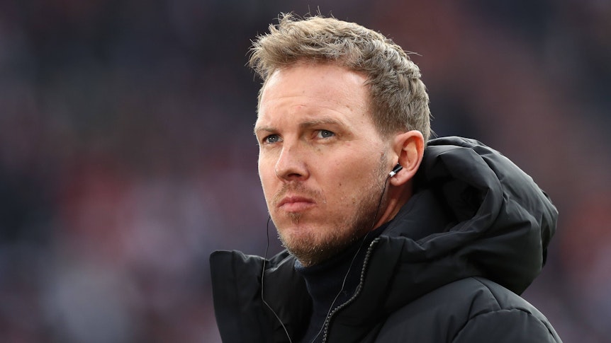 Julian Nagelsmann schaut in die Ferne.