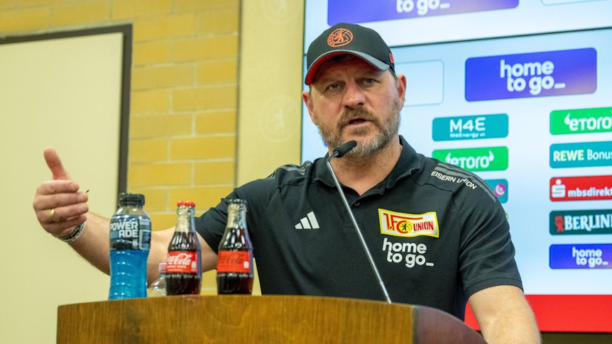 Union Berlins Trainer Steffen Baumgart antwortet bei der Pressekonferenz vor dem Bundesliga-Heimspiel gegen Borussia Mönchengladbach auf eine Frage und gestikuliert mit der rechten Hand.
