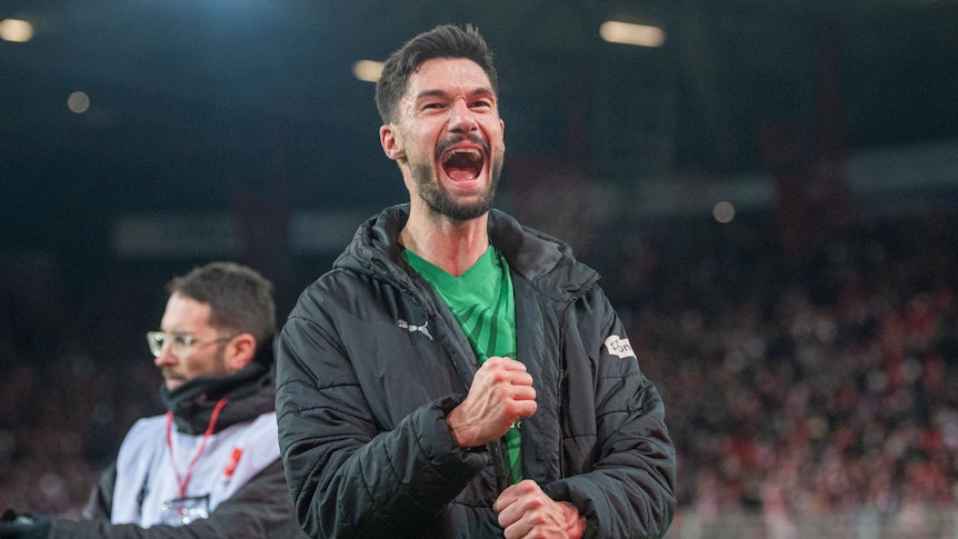 Borussia Mönchengladbachs Tim Kleindienst jubelt nach dem Bundesliga-Auswärtsspiel bei Union Berlin mit geballter Faust vor dem Block der mitgereisten Gladbach-Fans.