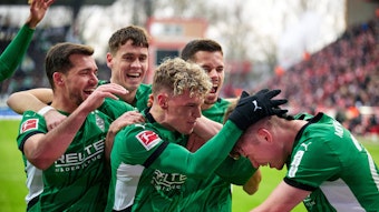 Borussia Mönchengladbachs Lukas Ullrich jubelt mit seinen Teamkollegen über sein Tor im Bundesliga-Spiel bei Union Berlin.