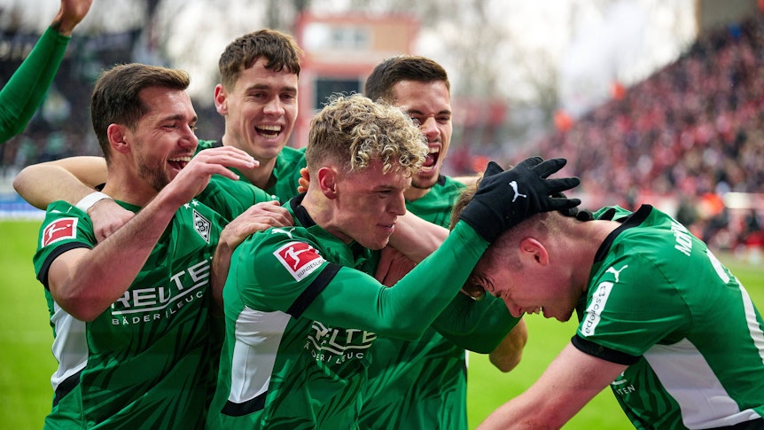 Borussia Mönchengladbachs Lukas Ullrich jubelt mit seinen Teamkollegen über sein Tor im Bundesliga-Spiel bei Union Berlin.