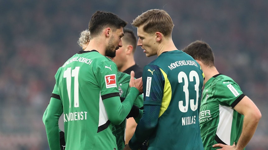 Borussia Mönchengladbachs Keeper Moritz Nicolas und Teamkollege Tim Kleindienst sprechen im Bundesliga-Auswärtsspiel bei Union Berlin miteinander auf dem Platz.