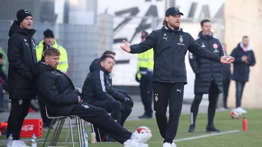 Eugen Polanski hebt die Arme und ärgert sich.