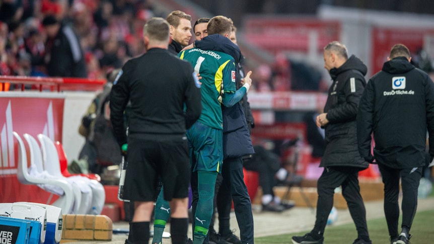 Gerardo Seoane umarmt Jonas Omlin an der Seitenlinie.