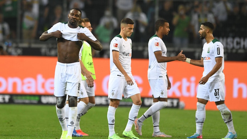 Enttäuschte Spieler von Borussia Mönchengladbach nach dem Schlusspfiff.