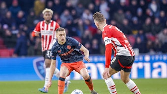 Oscar Fraulo versucht Luuk de Jong auszudribbeln.