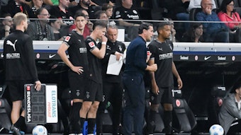 Gerardo Seaone bereitet mehrere Spieler auf eine Einwechslung vor.