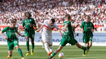 Spieler von Borussia Mönchengladbach im Duell gegen Deniz Undav vom VfB Stuttgart.