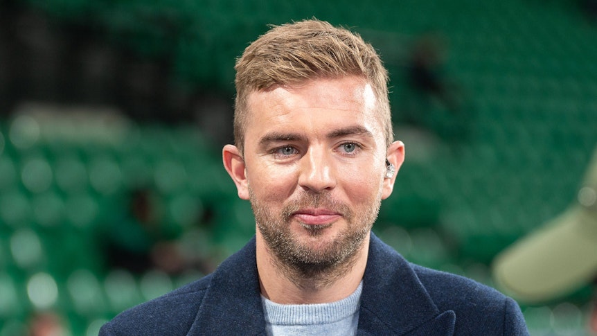 Ex-Bundesliga-Profi und TV-Experte Christoph Kramer steht beim Champions-League-Spiel Sporting Lissabon gegen Borussia Dortmund im Stadion und lächelt.