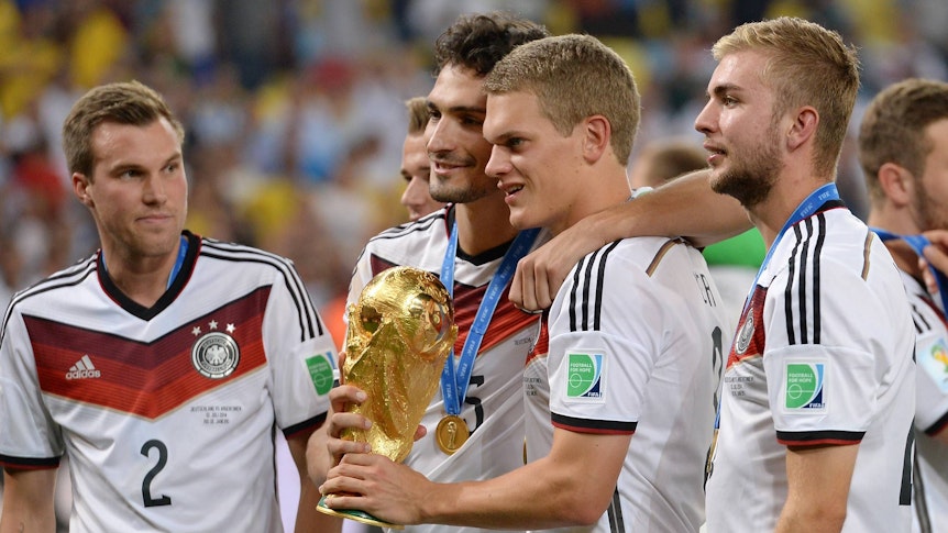 Christoph Kramer, Matthias Ginter, Mats Hummels und Kevin Großkreutz mit dem WM-Pokal.