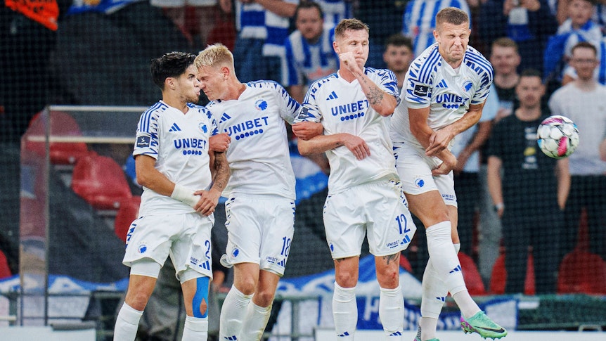 Spieler des FC Kopenhagen springen nach einem Freistoß hoch.