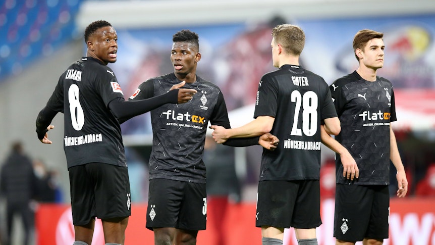 Denis Zakaria richtet eine Gladbacher Mauer aus.