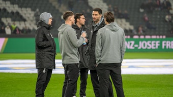 Spieler von Borussia Mönchengladbach begehen den Platz.