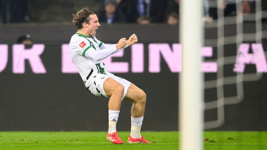 Rocco Reitz schreit und ballt die Fäuste zum Jubel.