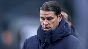 Gerardo Seoane schaut überlegend auf den Boden.