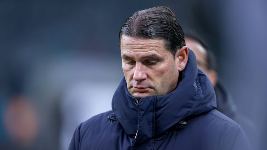 Gerardo Seoane schaut überlegend auf den Boden.