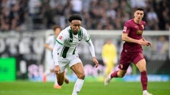 Nathan Ngoumou rennt mit dem Ball auf dem Platz.