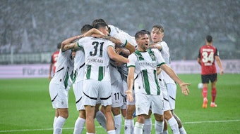 Spieler von Borussia Mönchengladbach bejubeln den Ausgleichstreffer gegen Bayer Leverkusen.