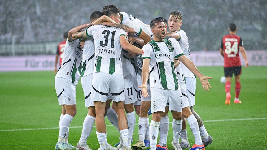 Spieler von Borussia Mönchengladbach bejubeln den Ausgleichstreffer gegen Bayer Leverkusen.