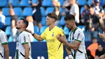 Spieler von Borussia Mönchengladbach feuern sich vor Anpfiff eines Spiels gegenseitig an.
