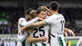 Die Spieler von Borussia Mönchengladbach jubeln gemeinsam im Bundesliga-Auswärtsspiel beim 1. FC Heidenheim über ein Tor.