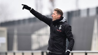 Oliver Kirch hebt den Arm und ruft etwas.