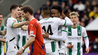 Spieler von Borussia Mönchengladbach jubeln über einen Treffer.