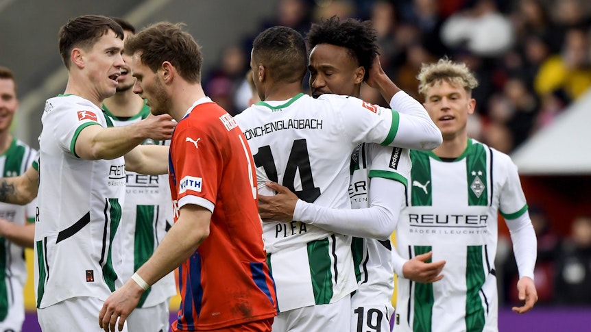 Spieler von Borussia Mönchengladbach jubeln über einen Treffer.