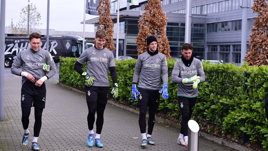 Das Torwartteam von Borussia Mönchengladbach vor dem Training.