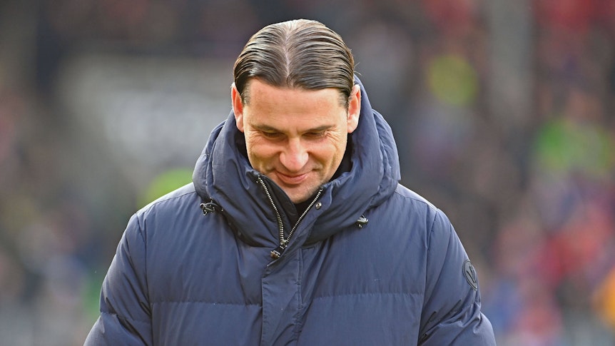Gerardo Seoane senkt den Kopf und lächelt.