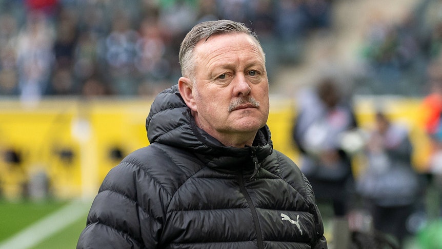 Roland Virkus mit ernstem Blick.