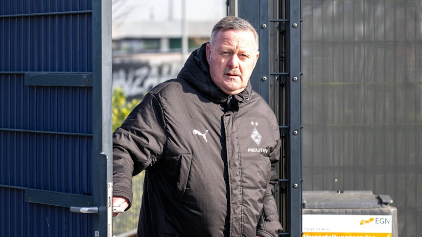 Roland Virkus betritt den Trainingsplatz.