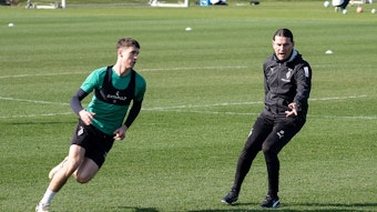Gerardo Seoane gibt Philipp Sander beim Training Anweisungen.