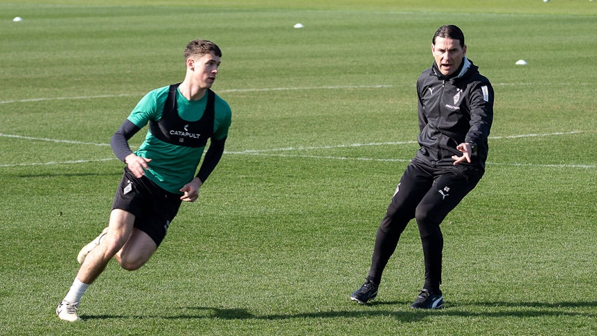 Gerardo Seoane gibt Philipp Sander beim Training Anweisungen.